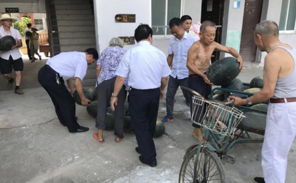炎炎夏日，為福利院老人送清涼